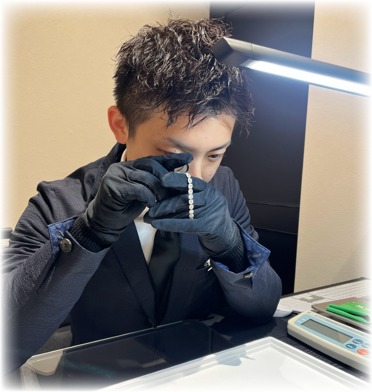 買取査定をする鑑定士